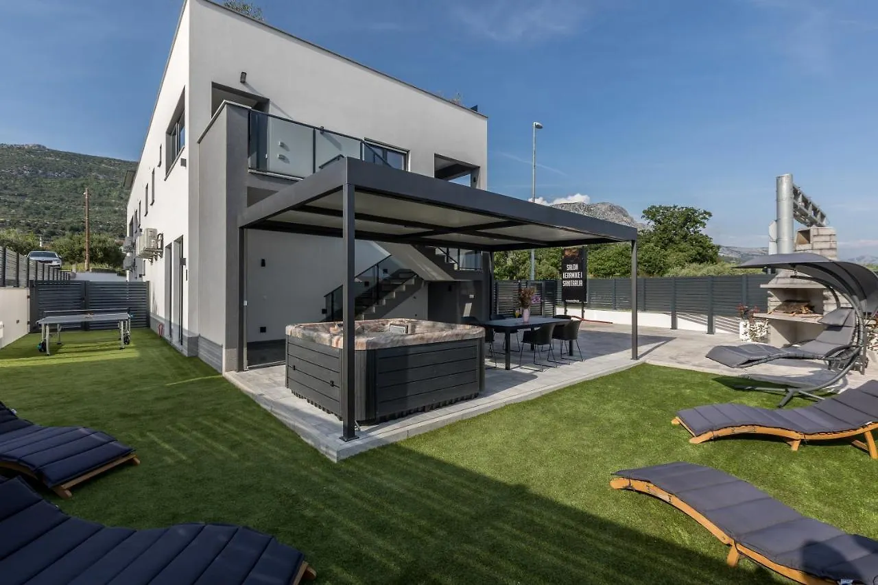 Apartments With A Parking Space Kastel Luksic, Kastela - 20265 Croatia